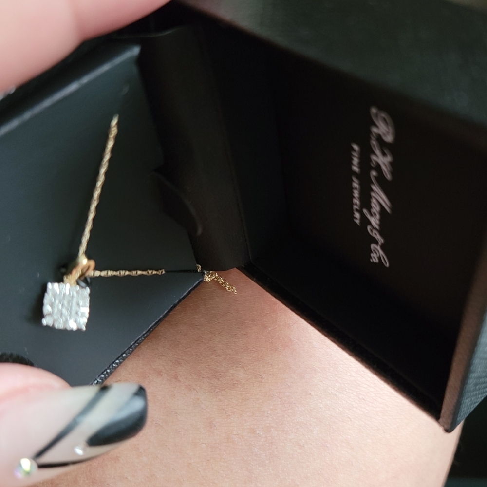 A gorgeous diamond necklace